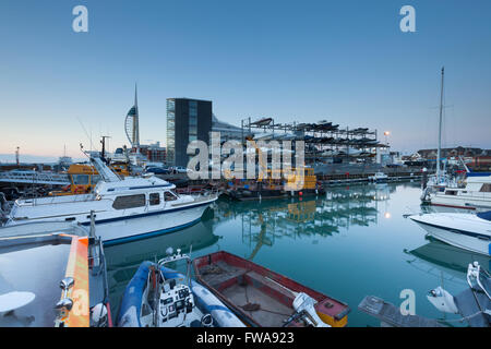 Soir dans le port de Portsmouth, Hampshire, Angleterre. Banque D'Images