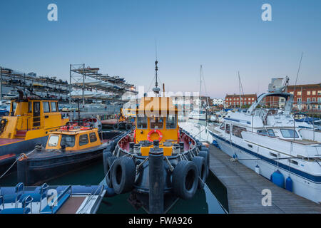 Soir dans le port de Portsmouth. Banque D'Images