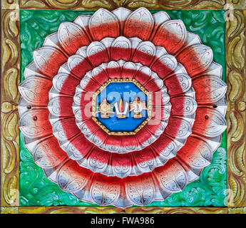 Mumbai, Inde - le 15 octobre 2013 : Rosas, Mandala, peinture en forme de lotus sur le plafond d'Anna Mandapam. Banque D'Images