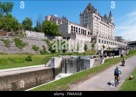 OTTAWA, CANADA - June 09, 2012 : Fairmont Château Laurier Hôtel vue d'écluses d'Ottawa durant l'été, une destination favorite pour Banque D'Images