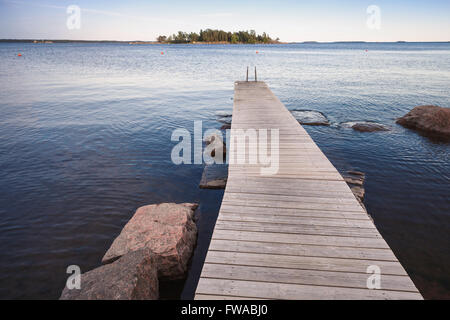 Paysage du lac Saimaa finlandais avec jetée en bois pour la natation Banque D'Images