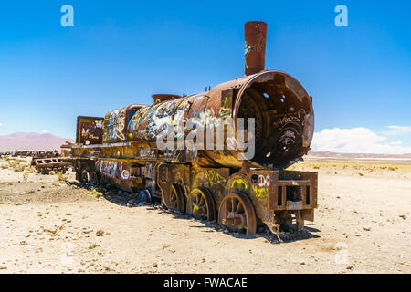 Uyuni Rusty train dans la cimetière, Bolivie Banque D'Images