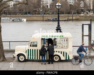 Un vintage ice cream van sur la rive sud de la Tamise à Londres Banque D'Images