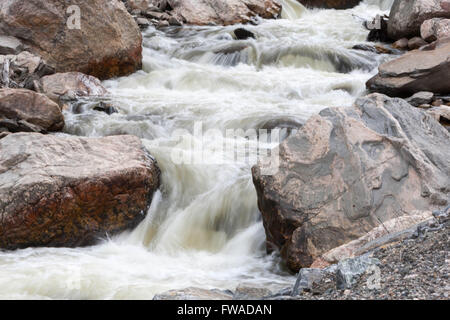 L'eau qui coule sur les rochers, soyeux dans le Big Thompson River, Colorado Banque D'Images