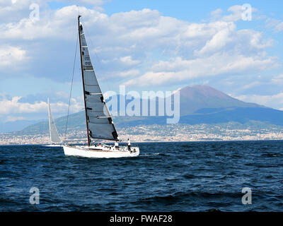 La voile en face de l'vulcany Vesuvio, baie de Naples, Italie Banque D'Images