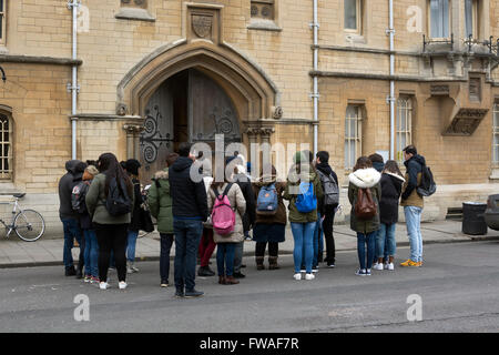 Visite guidée de groupe touristique dans le centre d'Oxford, UK Banque D'Images