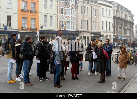 Visite guidée de groupe touristique dans le centre d'Oxford, UK Banque D'Images