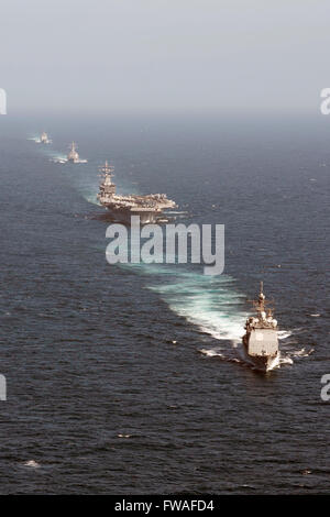 U.S Navy croiseur lance-missiles USS Monterey mène le porte-avions USS Dwight D. Eisenhower, missiles USS Roosevelt et le croiseur lance-missiles USS San Jacinto au cours d'un exercice en commun Détroit le 31 mars 2016 dans l'océan Atlantique. Banque D'Images