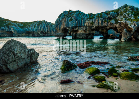 La plage de Cuevas del Mar, Nueva de Llanes, Asturias, Espagne, Europe Banque D'Images