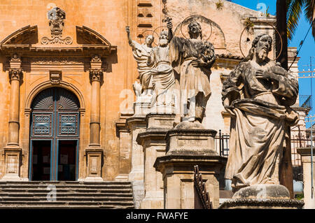 Statues des apôtres sur l'escalier menant à l'église baroque de San Pietro - Eglise Saint Pierre - à Modica. Sicile Banque D'Images