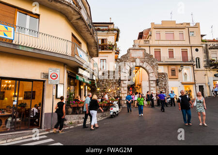 Les touristes autour de la porte de la ville de Messine à Taormina. Taormina, Messine, Sicile, Italie Banque D'Images