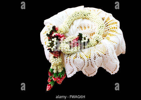 Jasmine garland au chiffon dentelle entrez phan isolées sur fond arrière with clipping path Banque D'Images