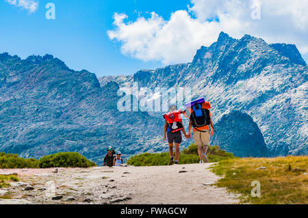 Randonneurs sur le chemin d'accès au Cirque de Gredos. Hoyos del Espino, Segovia, Castilla y León. L'Espagne, l'Europe Banque D'Images