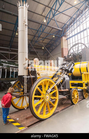 Une copie de George Stephenson's Rocket au National Railway Museum à York, North Yorkshire, Angleterre, Royaume-Uni. Un peu de bruit en général s Banque D'Images