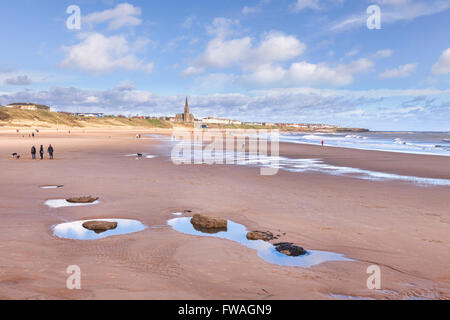 La plage de Tynemouth, par un beau jour de printemps, Tyne and Wear, England, UK Banque D'Images