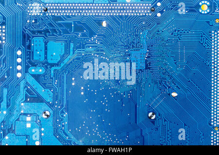 Carte électronique PCB bleu de près. Banque D'Images