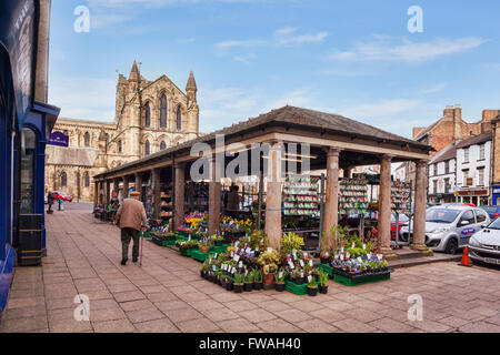 Un homme avec un bâton de marche dans la région de Market Square, Hexham, Northumberland, England, UK Banque D'Images