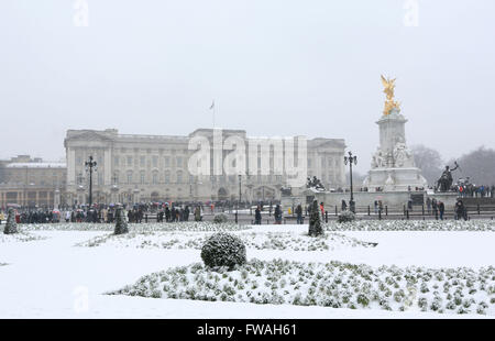 Londres résidence de Sa Majesté la Reine Elizabeth II au palais de Buckingham dans la neige, Londres, Angleterre. Banque D'Images