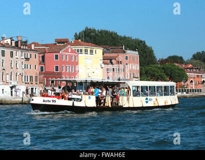 Bateau Vaporetto Actv - les transports publics de Venise, Italie. Banque D'Images