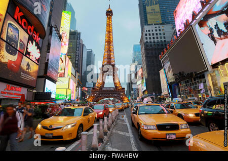 Les taxis jaunes et les lumières de Times Square à New York City, USA. Banque D'Images