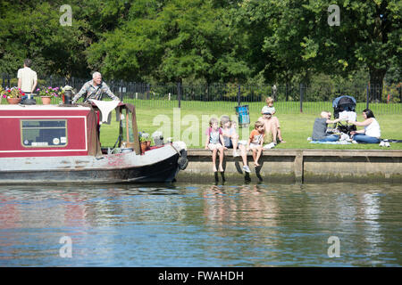 Assis sur la rive de la famille à côté d'un canal boat Banque D'Images