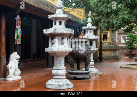 Lanternes en pierre et à l'encens Pagode Trấn Quốc, Lac de l'Ouest, Hanoi, Vietnam Banque D'Images