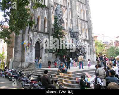 Façade de cathédrale St Joseph, et un grand arbre de Noël. Banque D'Images