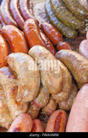 Différents types de saucissons grillés prêt pour la vente à un marché agricole. Banque D'Images