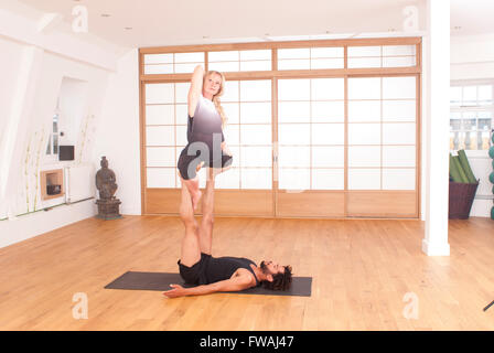 Par la démonstration d'enseignement Yoga Acro Banque D'Images