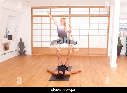 Par la démonstration d'enseignement Yoga Acro Banque D'Images