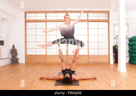 Par la démonstration d'enseignement Yoga Acro Banque D'Images