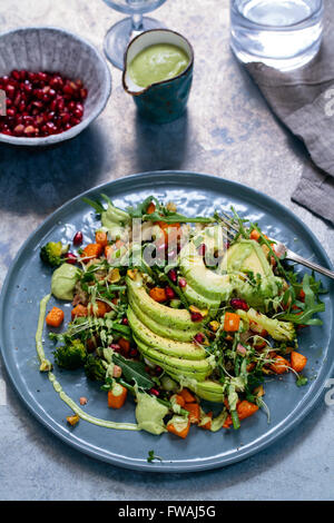 Salade végétarienne saine avec le quinoa, la courge musquée et avocat Banque D'Images