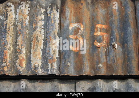 35 ; numéro trente-cinq peint sur old rusty corrugated sheet metal Banque D'Images