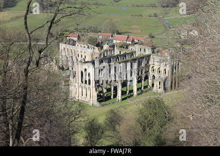 L'abbaye de Rievaulx vu de Rievaulx Terrace, Ryedale, North Yorkshire, England, UK Banque D'Images