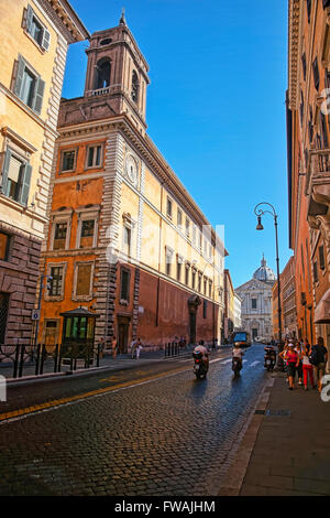 ROME, ITALIE - 28 août 2012 : Street view à l'église de Sant'Andrea della Valle à Rome en Italie. C'est une basilique baroque avec Banque D'Images