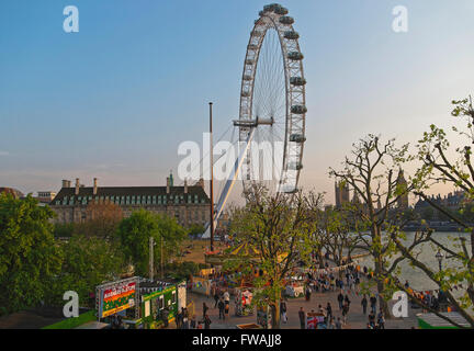 Londres, ANGLETERRE - 30 Avril 2011 : Street View de London Eye, le County Hall et le Palais de Westminster avec Big Ben à Londres, au Royaume-Uni. London Eye est la grande roue sur la rive sud de la rivière Thames. Banque D'Images