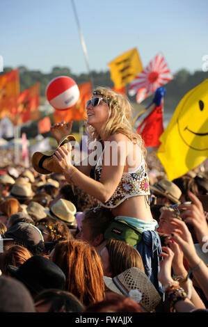 Fans regardant Florence et la machine au festival de Glastonbury 2010, UK Somerset Pilton Banque D'Images