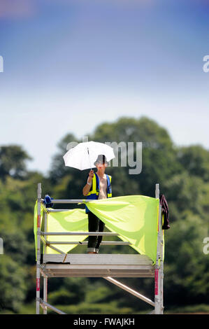 Un steward obtient par avec un minimum d'ombre pendant un an par temps chaud au festival de Glastonbury 2010, UK Somerset Pilton Banque D'Images