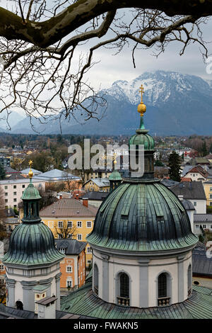 Aperçu sur les toits de Salzbourg avec la coupole de l'église (Kajetaner Kajetanerkirche), Salzbourg, Autriche, Europe Banque D'Images