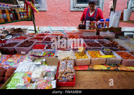 Des collations mexicaines et épicés bonbons vendus par un vendeur dans le quartier Coyoacan, Mexico, Mexique Banque D'Images