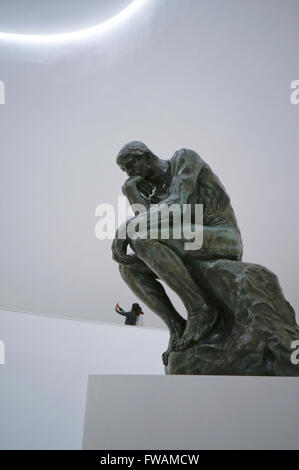 Le penseur est une sculpture en bronze d'Auguste Rodin dans le Musée Soumaya, un musée privé de la ville de Mexico, Mexique Banque D'Images