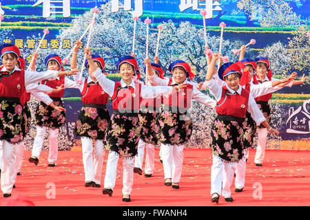 Heqing, Chine - 15 mars 2016 : des femmes habillées avec des vêtements traditionnels danser et chanter pendant le pois Qifeng Heqing Banque D'Images