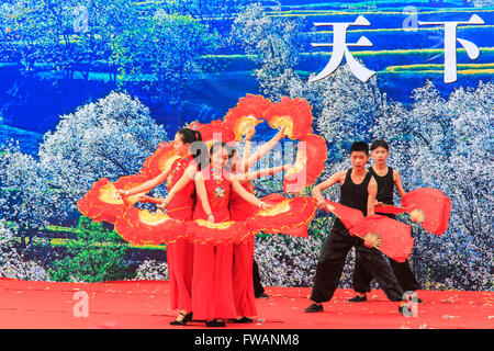 Heqing, Chine - 15 mars 2016 : des femmes habillées avec des vêtements traditionnels danser et chanter pendant le pois Qifeng Heqing Banque D'Images