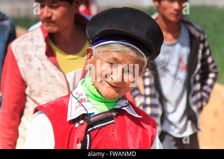 Heqing, Chine - 15 mars 2016 : femme chinoise habillé avec des vêtements traditionnels Bai pendant l'Heqing Qifeng Fleur Poire festiva Banque D'Images