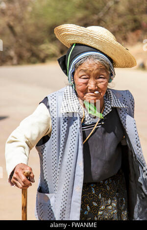 Heqing, Chine - 15 mars 2016 : vieille femme chinoise habillé avec des vêtements traditionnels Bai pendant l'Heqing Qifeng Fleur Poire fes Banque D'Images