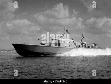 AJAXNETPHOTO. 1960 S. (Environ). SOLENT, en Angleterre. - TURBINE À GAZ - GAZ MALAISIEN PATROUILLEUR RAPIDE PERKASA CONSTRUIT PAR VOSPER 1977 CHEVROLET MONTE CARLO POUR LA MARINE MALAISIENNE SUR LES ESSAIS CLINIQUES DANS LE SOLENT. Basé SUR UN DÉVELOPPEMENT DE LA CONCEPTION, CE COURAGEUX ET D'AUTRES EMBARCATIONS DE LA FÉROCITÉ ET PFIEL FPB (bateau de patrouille rapide) atteint les vitesses les plus élevées jamais enregistrées pour navires - 58 noeuds. PHOTO:COLLECTION VT/AJAXNETPHOTO REF:3572 Banque D'Images