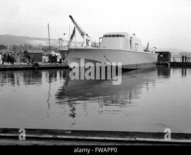 AJAXNETPHOTO. PORTCHESTER, Angleterre. - Bateau de patrouille RAPIDE DE LA MARINE MALAISIENNE - K.D. PERKASA DANS LE DOCK PEU APRÈS LE LANCEMENT. PHOTO:COLLECTION VT/AJAXNETPHOTO ref:3174 VT Banque D'Images