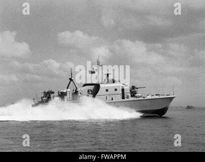 AJAXNETPHOTO. SOLENT, en Angleterre. - FAST PATROUILLEUR SUR LES ESSAIS CLINIQUES - K.D.PERKASA. PHOTO:COLLECTION VT/AJAXNETPHOTO ref:3571 VT Banque D'Images