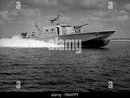 AJAXNETPHOTO. SOLENT, en Angleterre. Malaisie - SPEEDSTER - NOUVEAU VOSPER construit le bateau de patrouille rapide PERKASA CONSTRUIT POUR LA MARINE MALAISIENNE L'OBJET D'ESSAIS DE VITESSE. PHOTO:COLLECTION VT/AJAXNETPHOTO REF:3573 1 VT. Banque D'Images