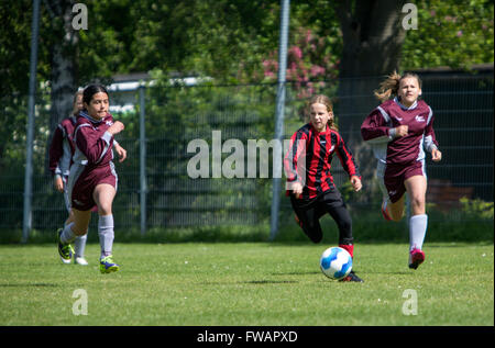 Les filles jouent au football en Hollande